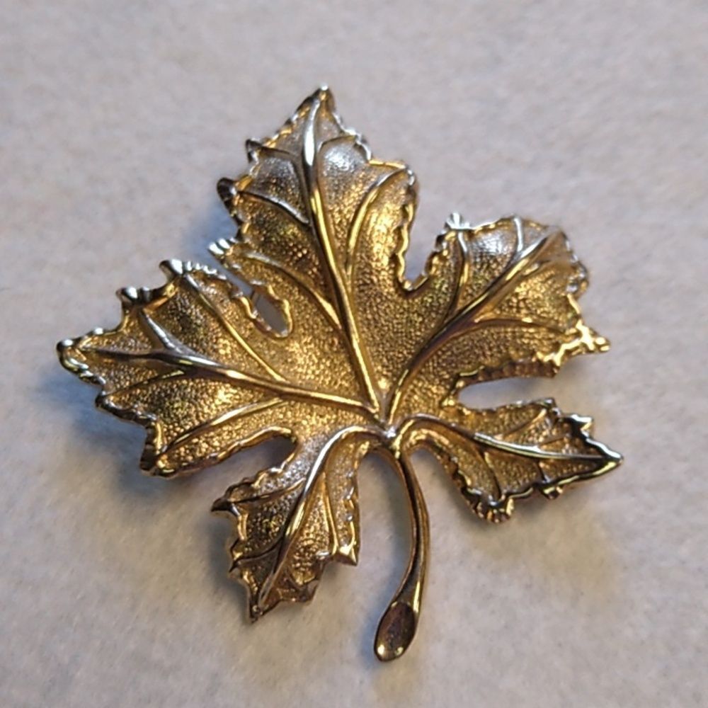Vintage Maple Leaf Brooch Heavy Detailed Veins & Texture Gold Tone Metal